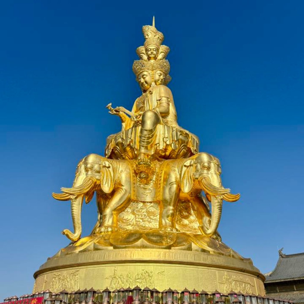 Tượng Bồ Tát trên núi Võ Đang