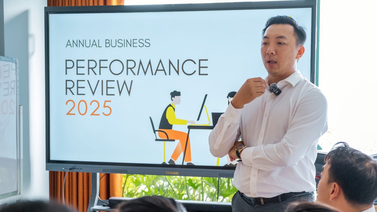 CEO FIT Tour trình bày báo cáo tổng kết hoạt động kinh doanh năm 2025 và định hướng mục tiêu năm mới.