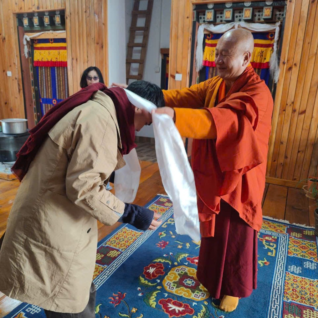 Khách hàng FIT Tour đảnh lễ cùng Đại Thuợng Sư Norbu Gyeltsen