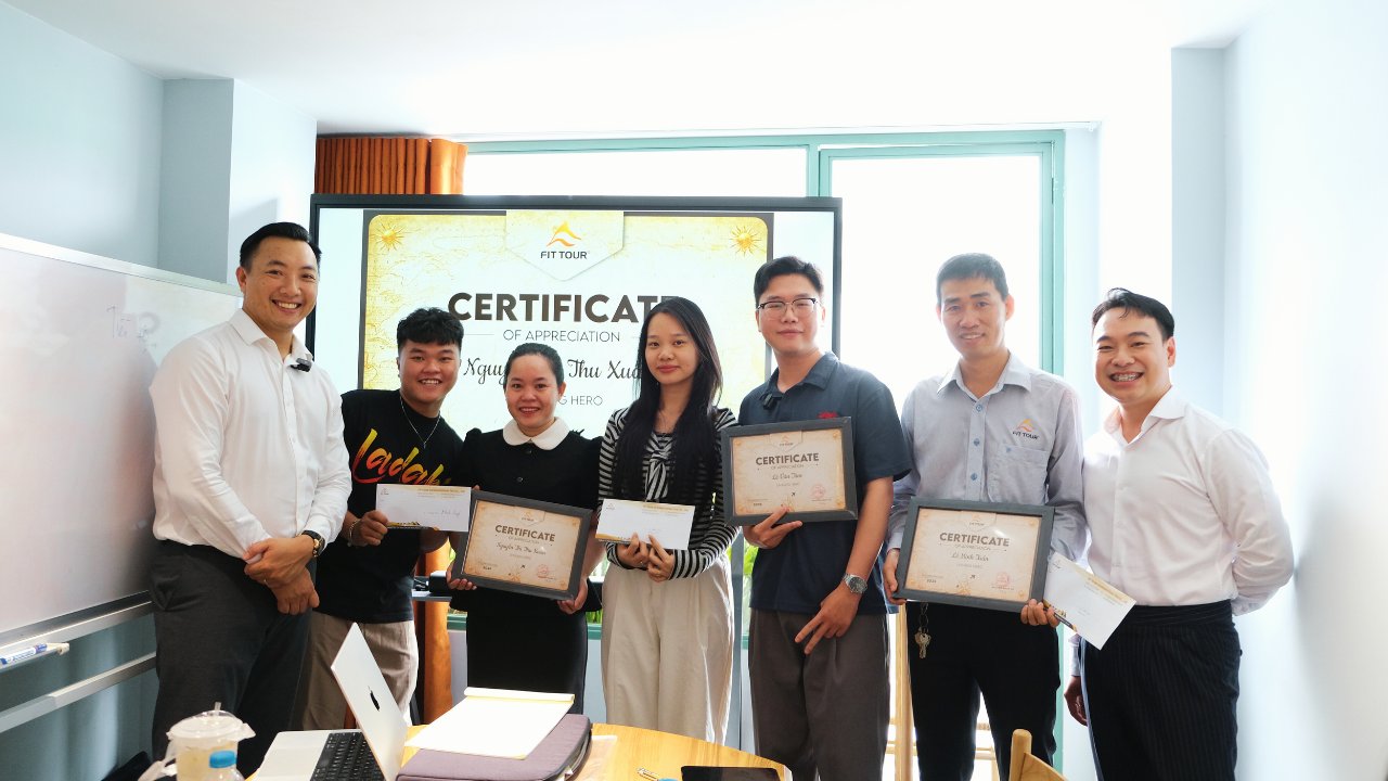 Tập thể nhân sự tiêu biểu của FIT Tour vui mừng nhận bằng khen ghi nhận những nỗ lực trong suốt một năm làm việc.