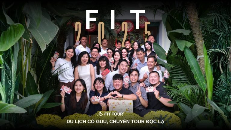 Tập thể đội ngũ FIT Tour chụp ảnh kỷ niệm đón chào năm mới 2025 với thông điệp thương hiệu "Du lịch có Gu - Chuyên tour độc lạ".