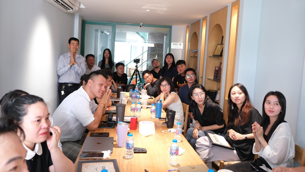 Toàn cảnh đội ngũ nhân sự FIT Tour tham gia buổi họp tổng kết cuối năm tại văn phòng trong không khí tập trung.