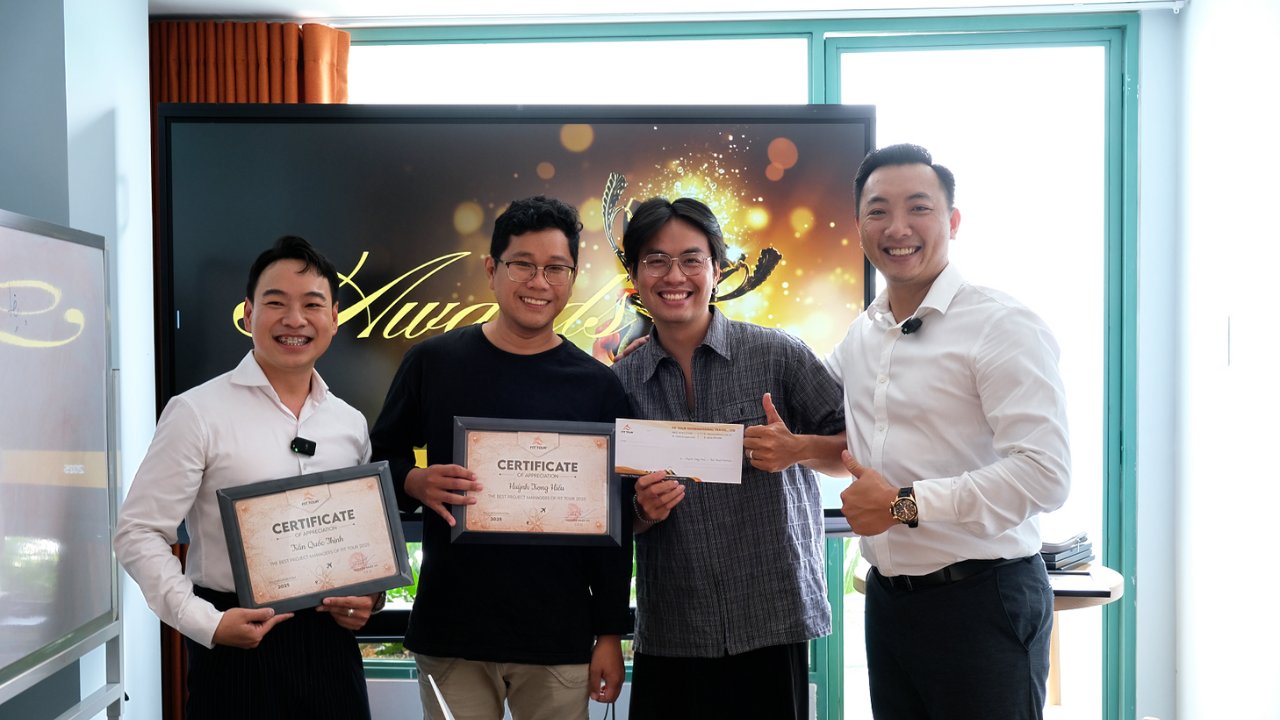 Ban lãnh đạo FIT Tour trao giải thưởng và bằng khen cho các Quản lý dự án (Project Managers) xuất sắc của năm.