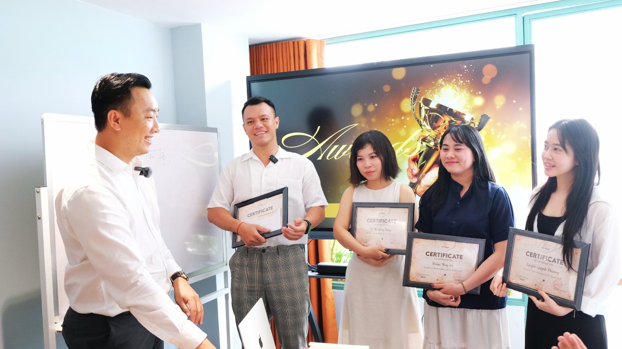 CEO FIT Tour trao thưởng và chúc mừng nhóm nhân viên sale có thành tích kinh doanh xuất sắc trong năm.