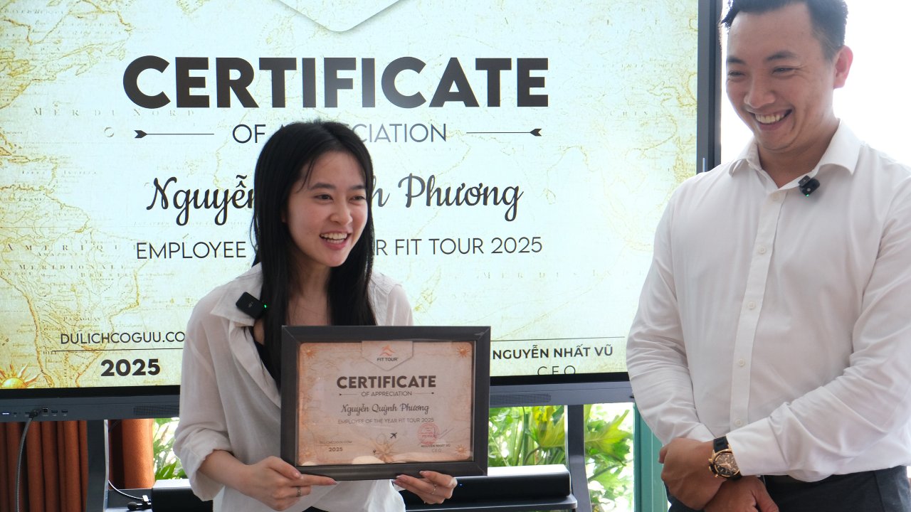 CEO FIT Tour, Max Vũ trao bằng khen vinh danh nhân viên xuất sắc có đóng góp nổi bật trong năm 2025 cho Nguyễn Quỳnh Phương.