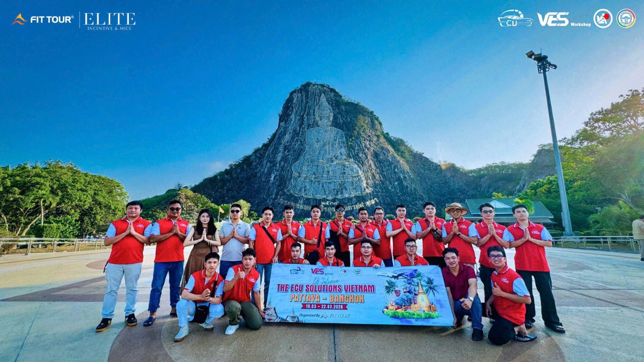 Đoàn The ECU Solutions chụp hình tại Khao Chi Chan Buddha Mountain Pattaya trong chuyến đi cùng FIT TOUR