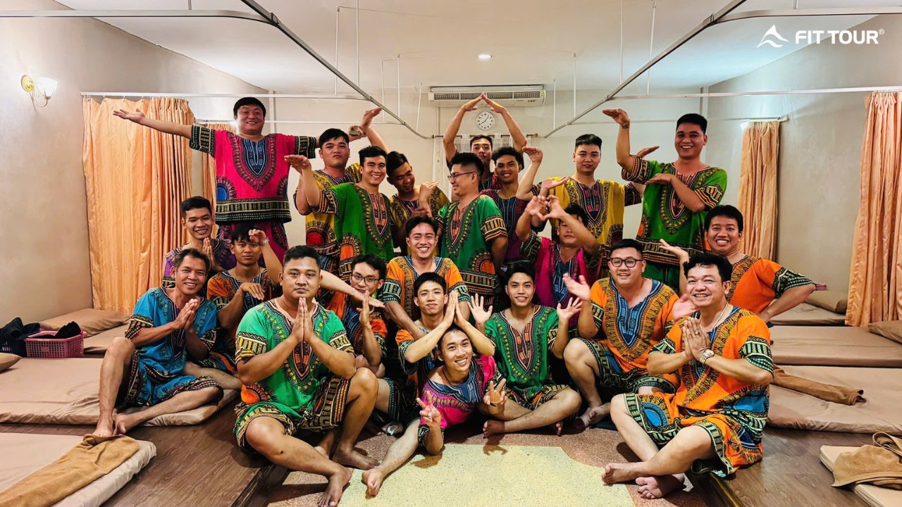 Đoàn The ECU Solutions trải nghiệm massage truyền thống Thái Lan trong hành trình cùng FIT TOUR