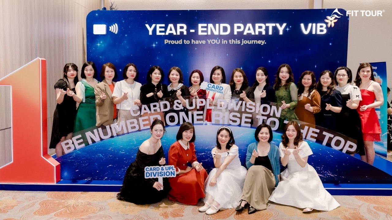 Tập thể Card & UPL Division chụp ảnh tại Year End Party VIB 2026