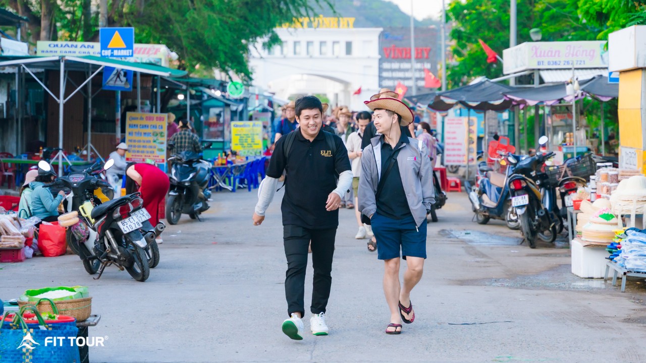Đội ngũ FIT Tour Elite di chuyển đến bến tàu Vịnh Vĩnh Hy trong hành trình được thiết kế riêng