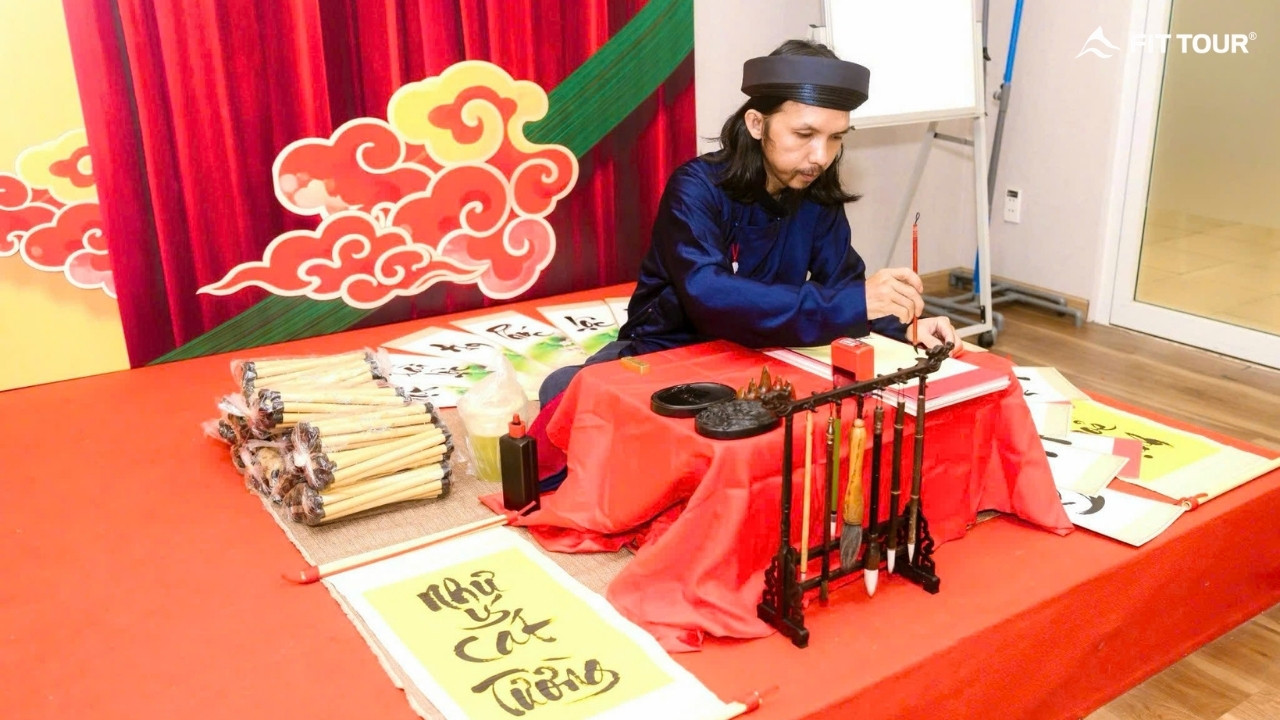 Ông đồ viết thư pháp tại khu trải nghiệm Tết trong Year End Party Phương Nam