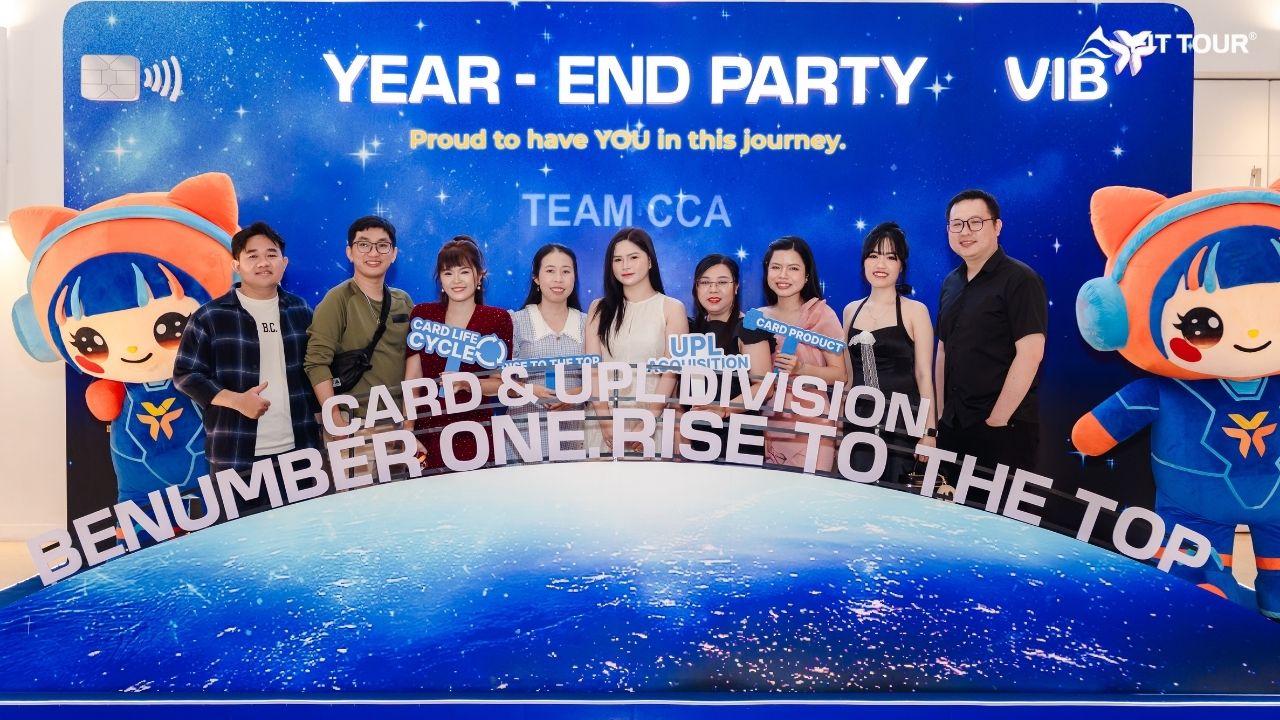 Nhân sự VIB chụp ảnh kỷ niệm tại khu check-in Year End Party