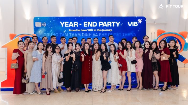 Nhân sự VIB chụp ảnh check-in tại Year End Party VIB TP.HCM