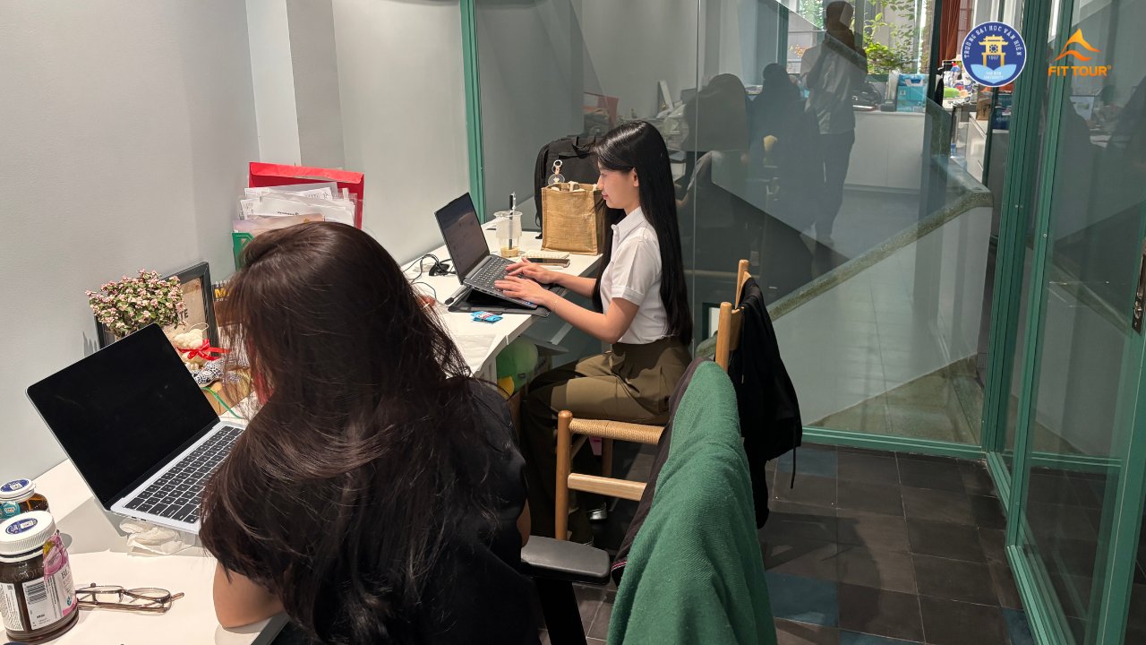 Sinh viên Đại học Văn Hiến tham gia xử lý công việc thực tế tại văn phòng FIT Tour