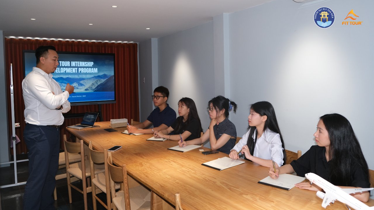 Buổi đào tạo thực tập sinh tại FIT Tour với sinh viên Đại học Văn Hiến trong môi trường doanh nghiệp thực tế cùng CEO FIT Tour, Max Vũ