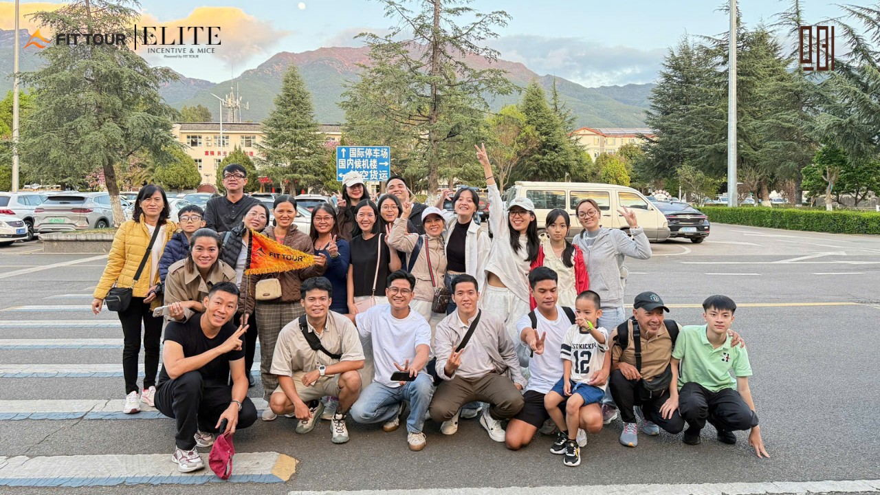 Ảnh tập thể QBI Group trong hành trình Lệ Giang Shangrila – chuyến đi kết nối doanh nghiệp cùng FIT TOUR
