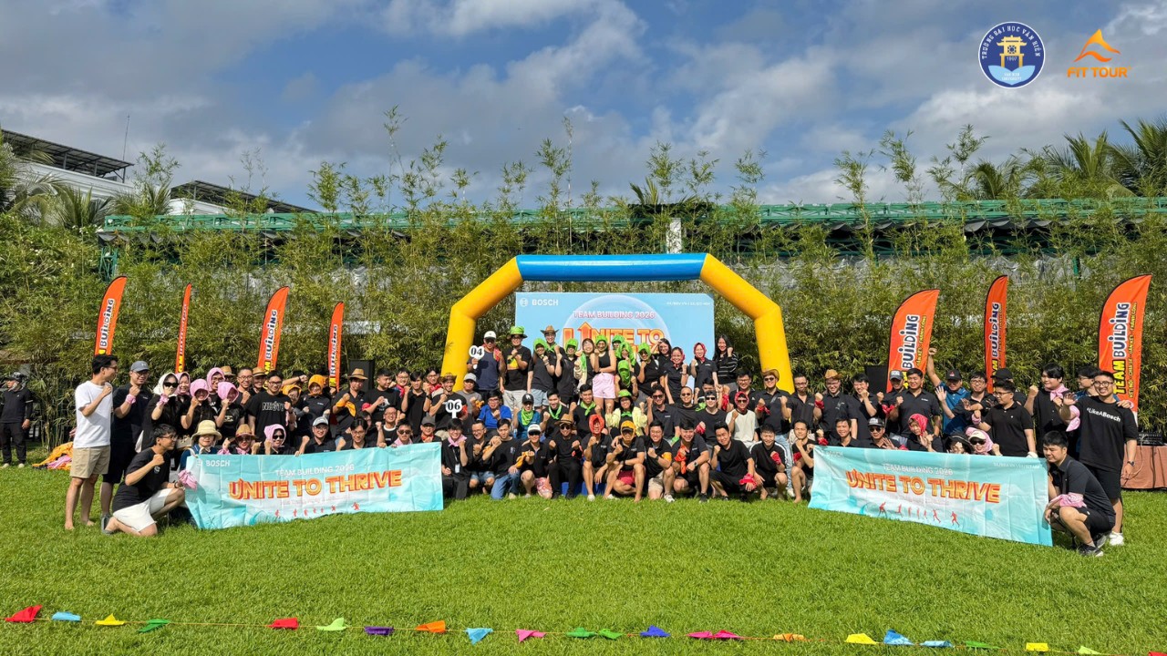 Hoạt động team building trong chương trình thực tập sinh FIT Tour cùng sinh viên Đại học Văn Hiến