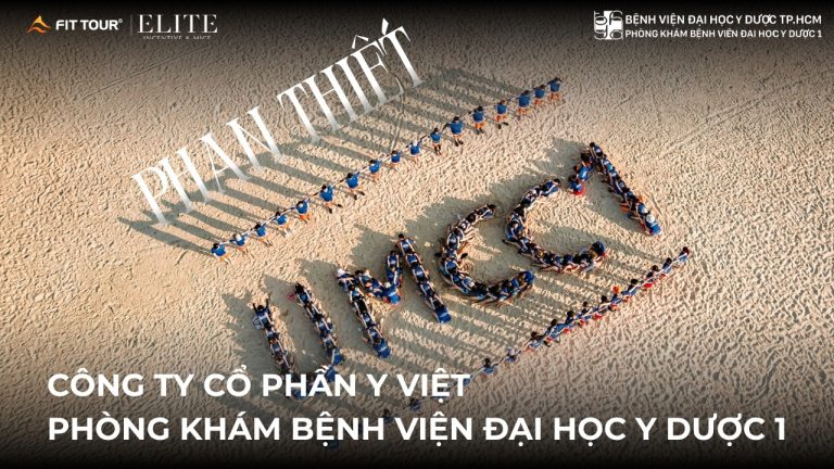 Đội ngũ Y Việt xếp hình chữ YVC trên bãi biển Phan Thiết trong chương trình company trip do FIT TOUR tổ chức