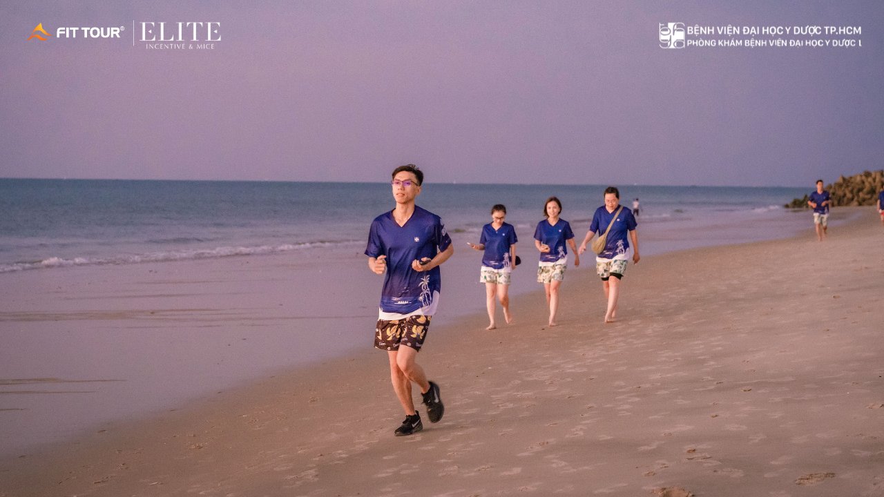 Đoàn Y Việt chạy bộ buổi sáng trên biển Phan Thiết trong chương trình company trip cùng FIT TOUR