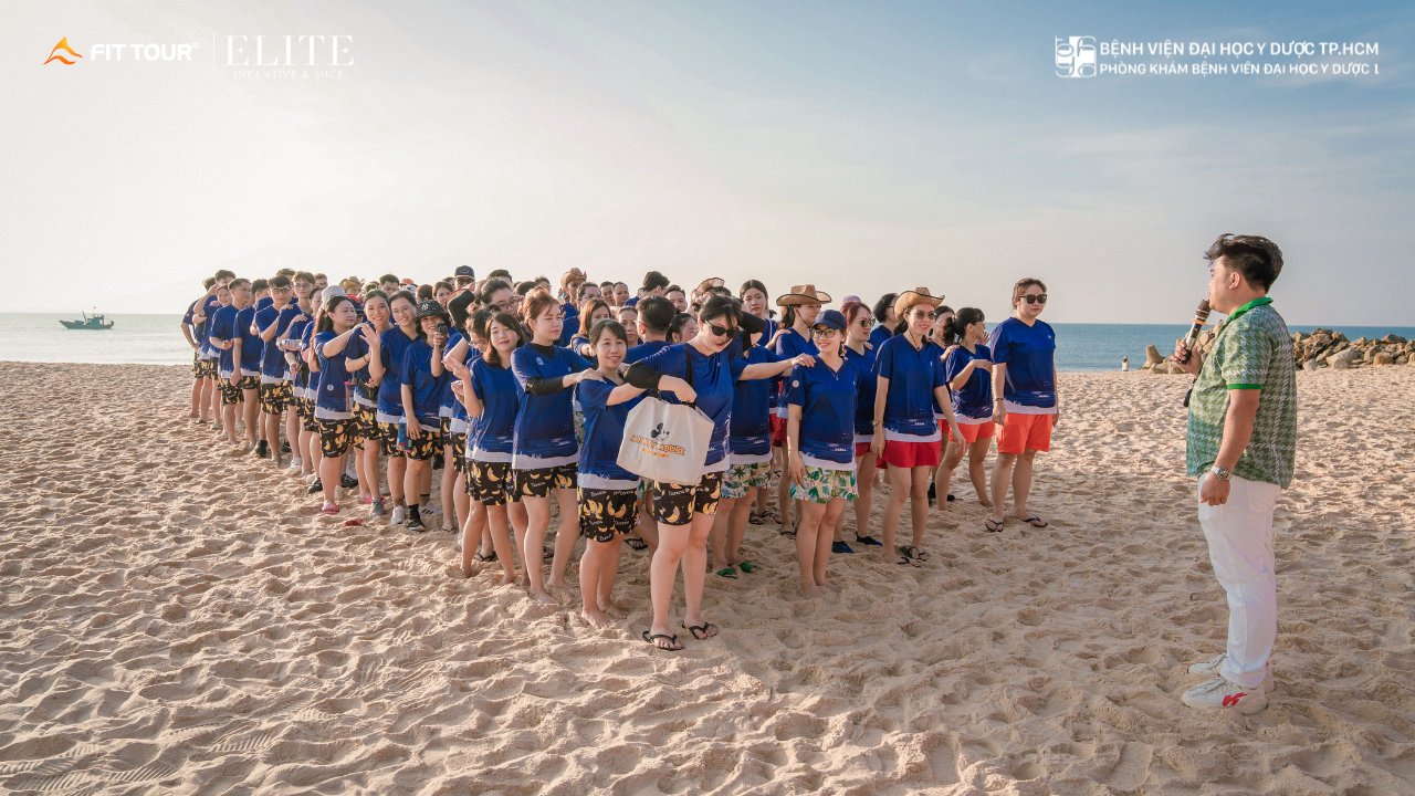 Hoạt động team building của đoàn Y Việt trên bãi biển Phan Thiết trong hành trình company trip
