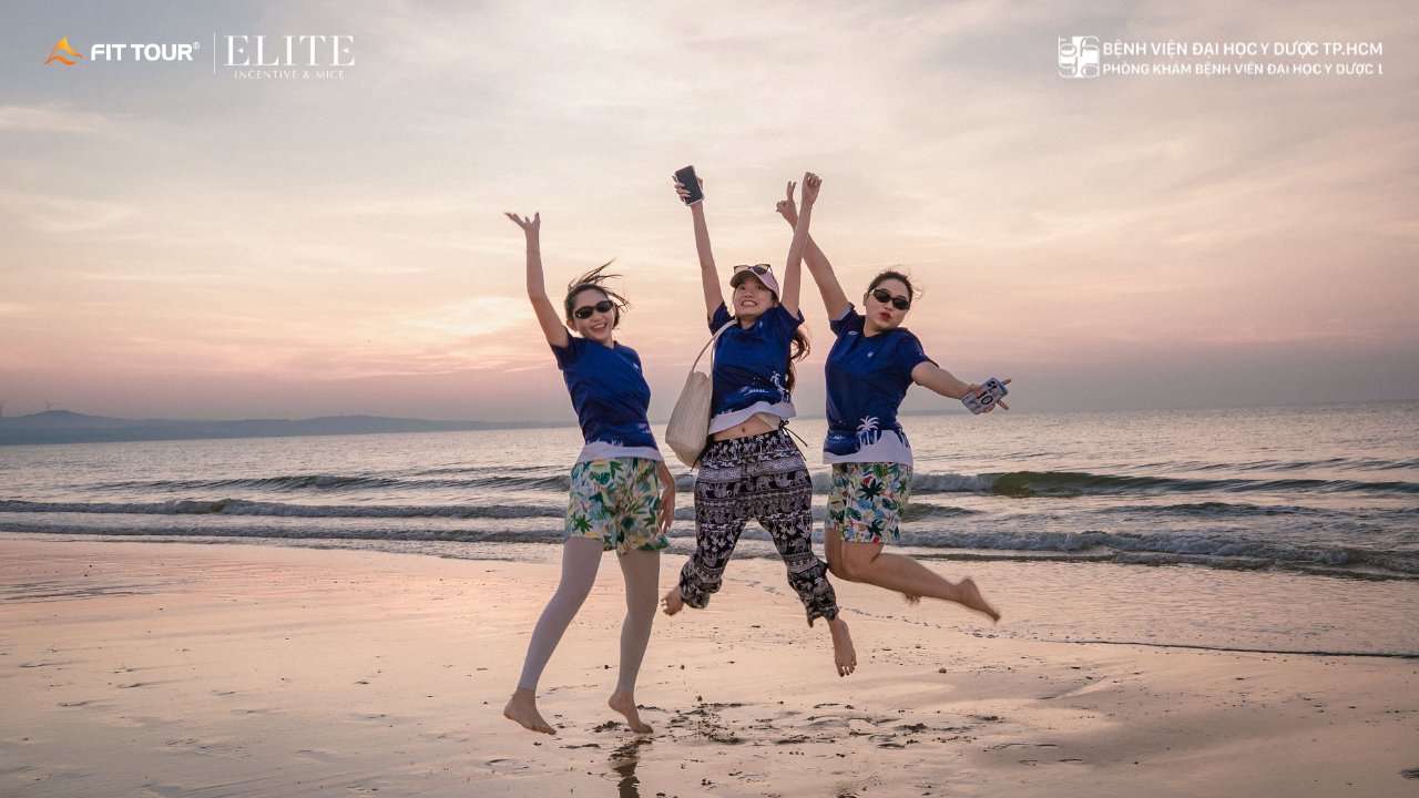Khoảnh khắc vui vẻ của đội ngũ Y Việt trên biển Phan Thiết trong chuyến đi cùng FIT TOUR