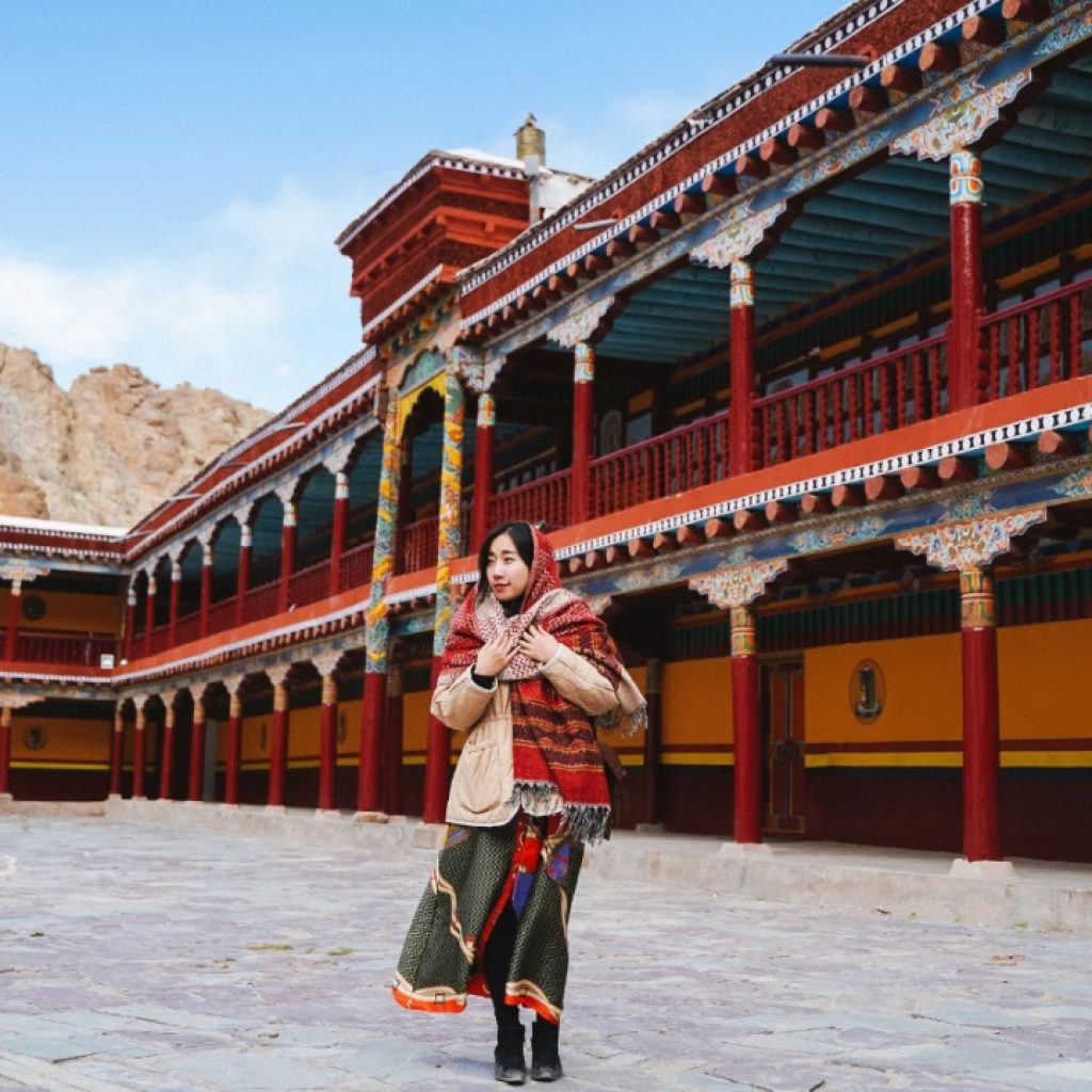 Đặng Thùy Dương ở tu viện Hemis