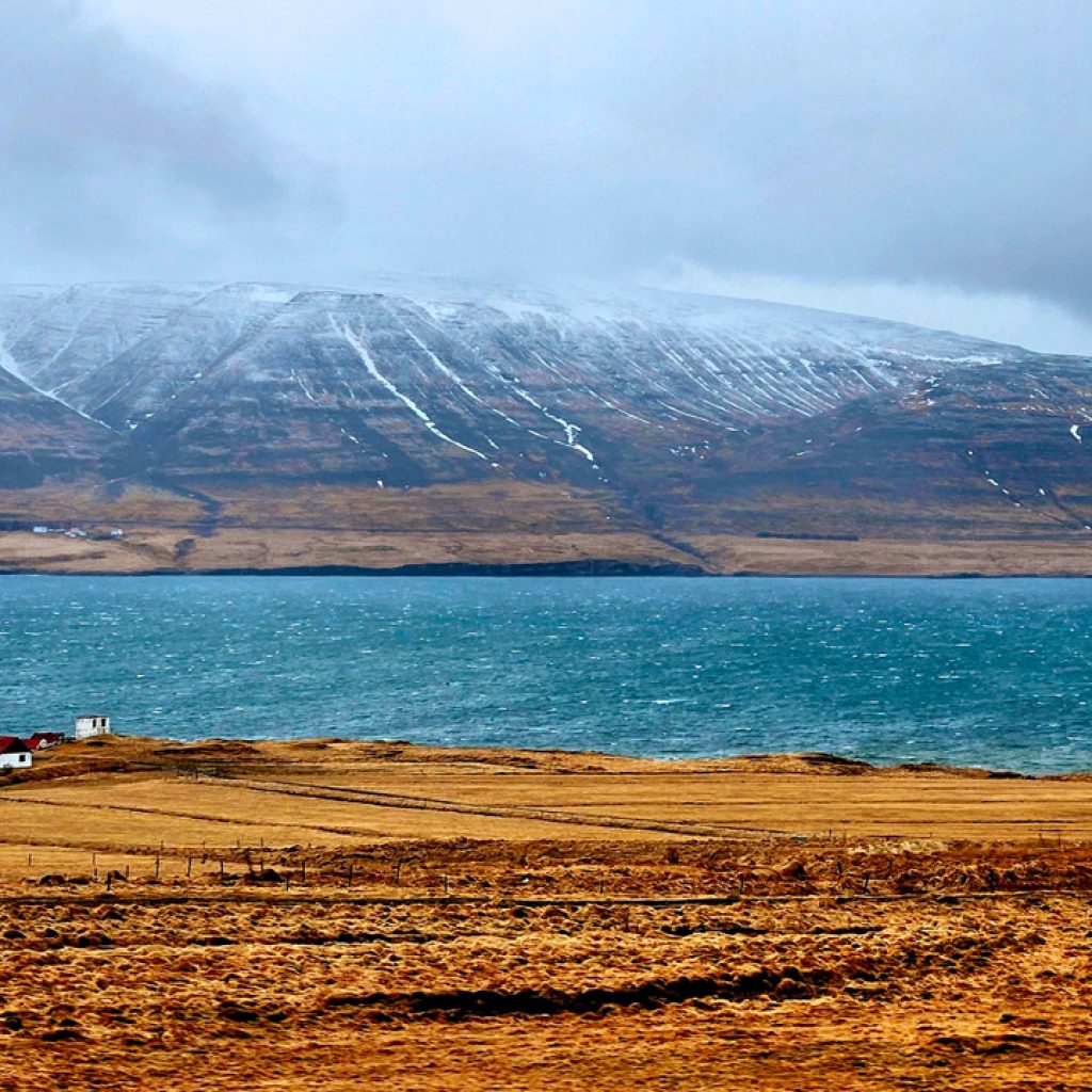 Vịnh hẹp Hvalfjordur bên núi Akrafjall