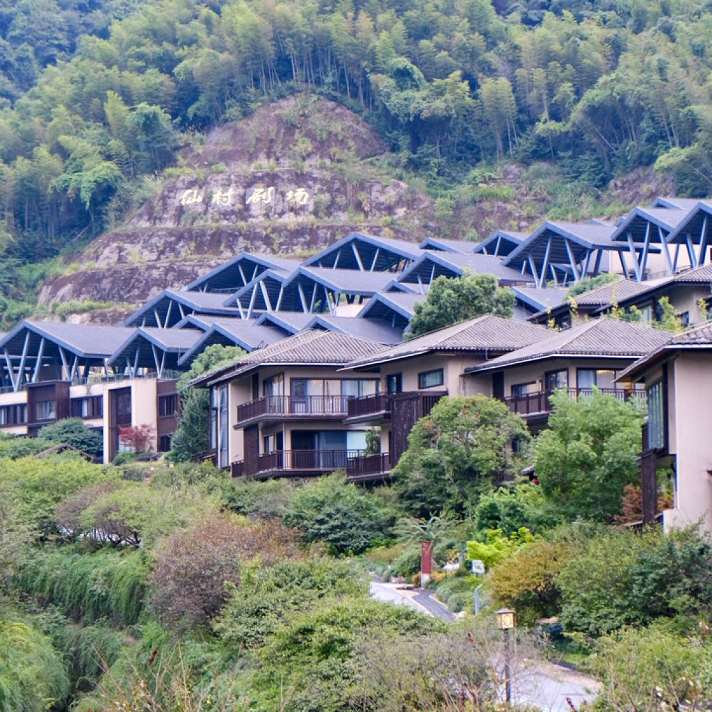 Những ngôi nhà khách sạn tại Cát Tiên Thôn được xây dựng theo kiến trúc cổ truyền Trung Hoa, hòa quyện với cảnh sắc núi rừng