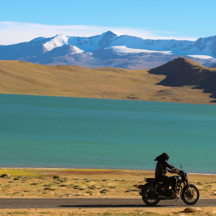 Chạy xe máy dọc theo hồ Tso Moriri