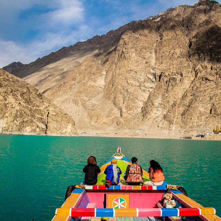 Đi thuyền tham quan hồ ở Pakistan