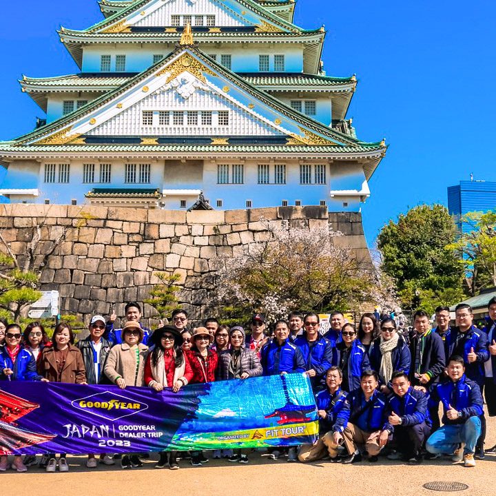 Đoàn khách Good Year tham quan đền Osaka