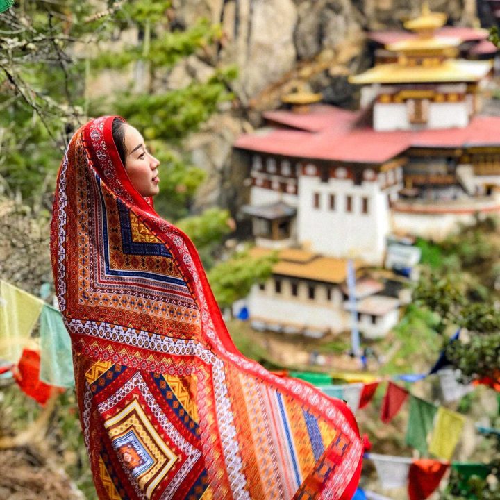 Du khách chụp ảnh ở một tu viện Bhutan