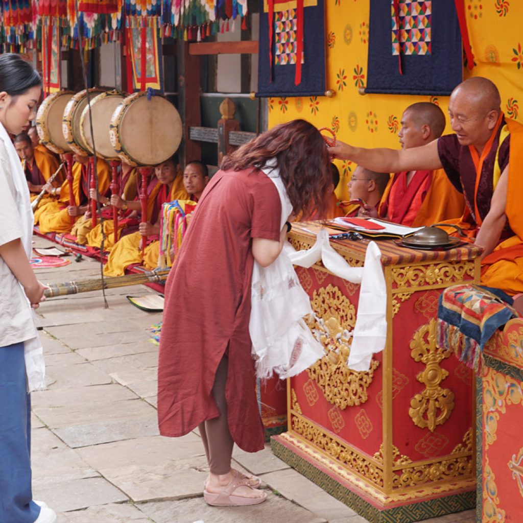 Du khách Fit Tour hòa nhịp cùng lễ Puja