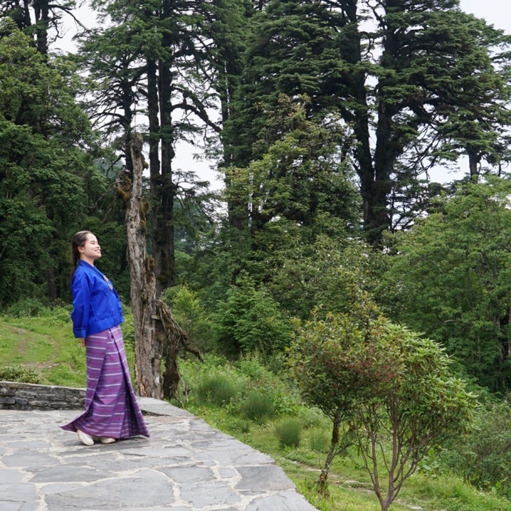 Khách tham quan tận hưởng không khí ở đèo Dochula Bhutan