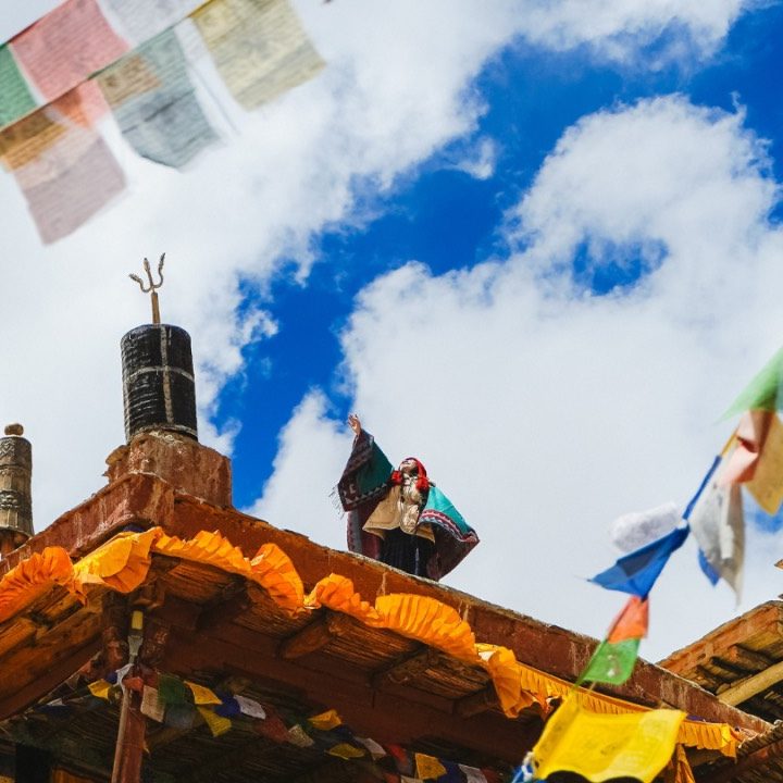 Du khách tour Ladakh tận hưởng không khí ở tu viện