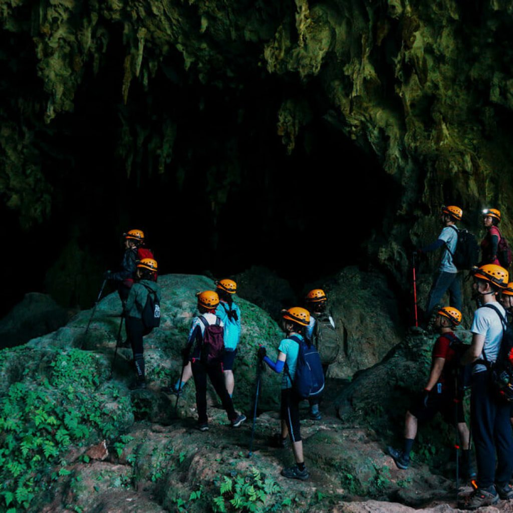 Du lịch trekking hang động Over ở Quảng Bình cùng Dulichcoguu