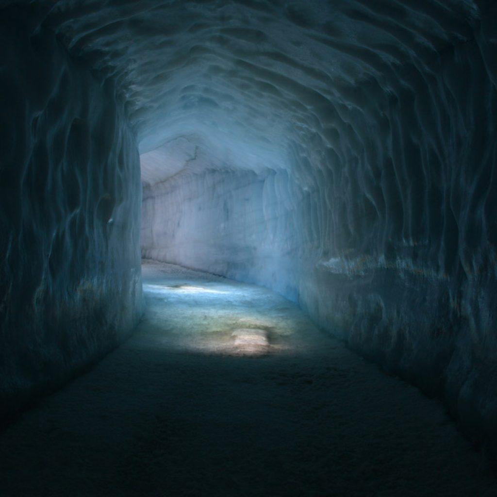 Đường hầm băng ở sông băng Langjökull Iceland