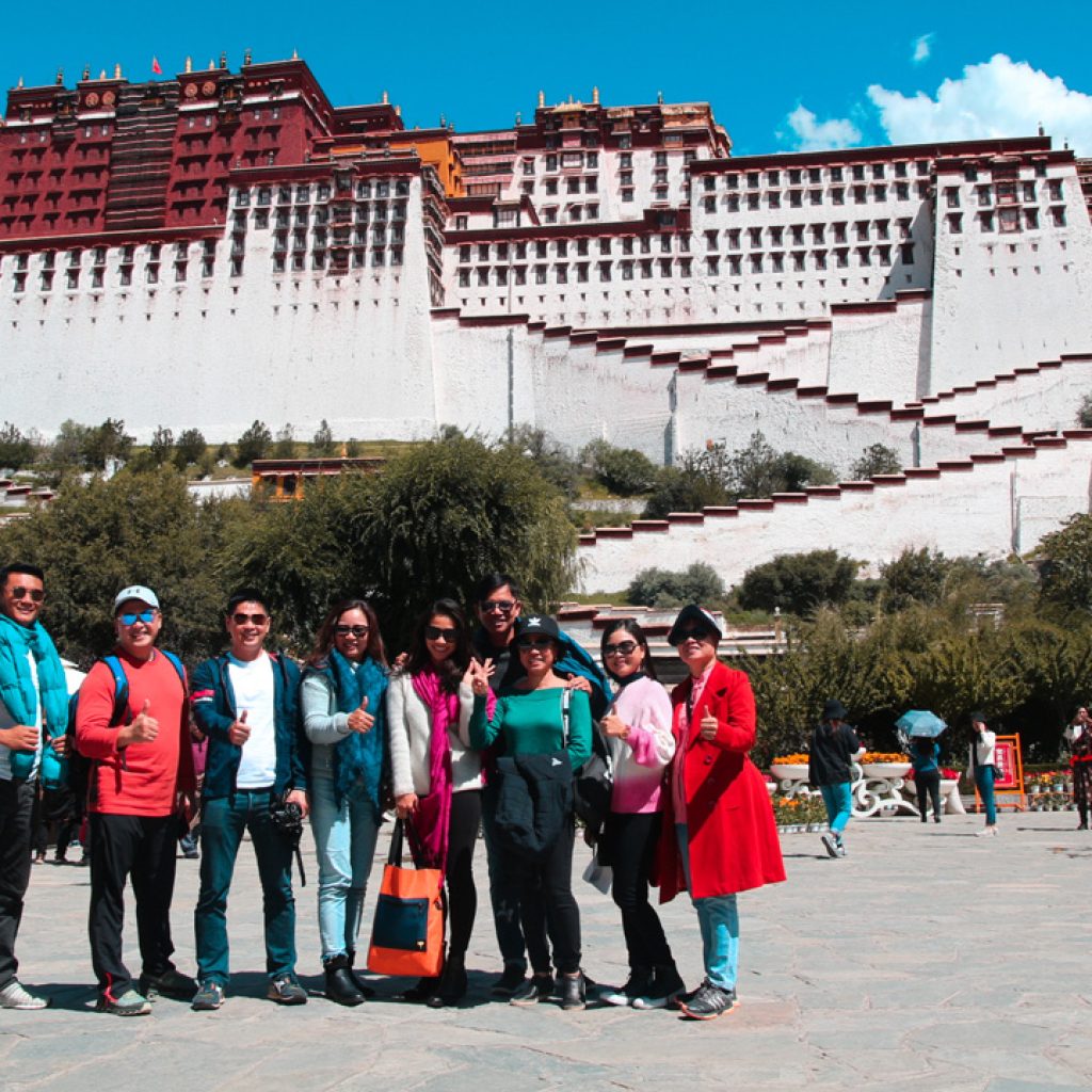 Khách du lịch Fit Tour tham quan cung điện Potala Tây Tạng