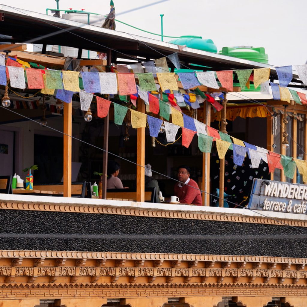 Ngồi trên quán cà phê ở Leh Ladakh