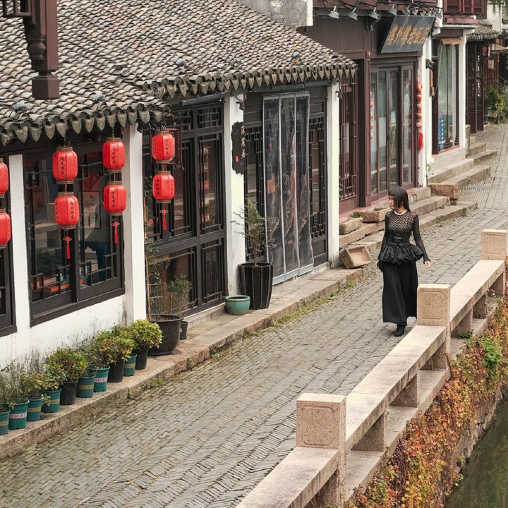 Con đường cổ tại Thị trấn cổ Châu Trang, Trung Quốc, với các ngôi nhà treo lồng đèn đỏ