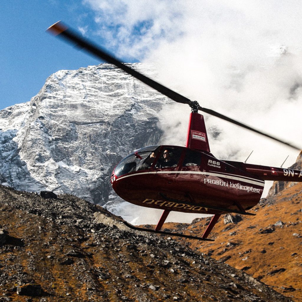 Trực thăng trên đỉnh núi Himalaya từ Nepal